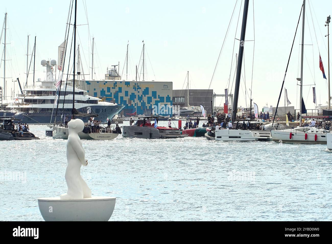 PPL PHOTO AGENCY - COPYRIGHT RISERVATO 2024 America's Cup - Barcellona, Spagna Round Robin race 7-8 AC37: Una domanda onesta è: L'isola sotto è vuota?? Alcune stime parlano di 25 kkiwi in città, e sembra che sia vero, davvero un sacco di magliette nere sono ovunque… E anche sull'acqua il porto inizia ad essere affollato CREDITO FOTOGRAFICO: © Alexander Panzeri/PPL Foto Stock