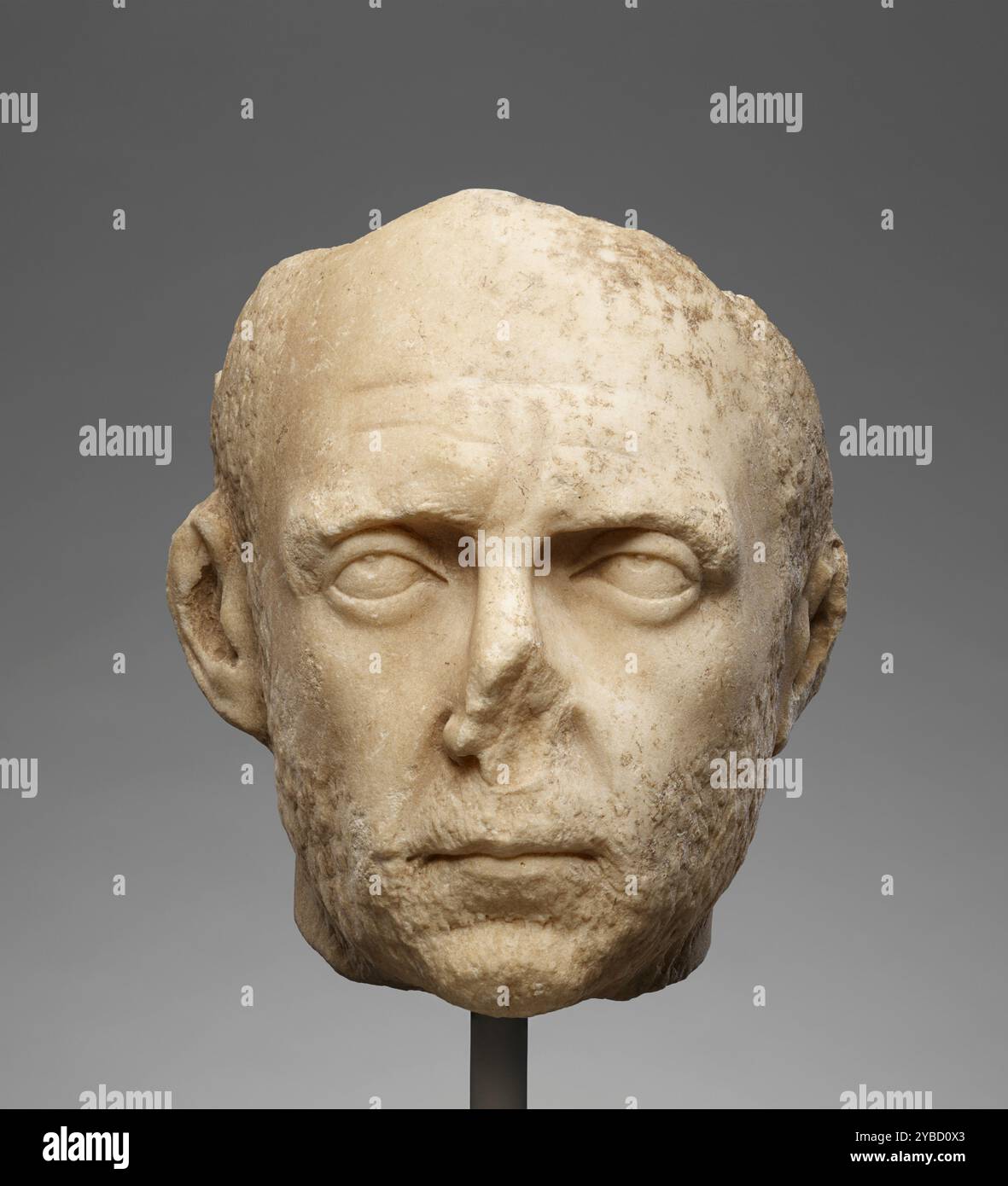 Portrait Head, circa 250 d.C. Informazioni aggiuntive: Il soggetto di questo frammento di una testa di ritratto romano di un maschio barbuto è stato provvisoriamente identificato come Traiano Decio. Manca la punta del naso, così come la parte superiore della testa. E' rotto al collo. Foto Stock