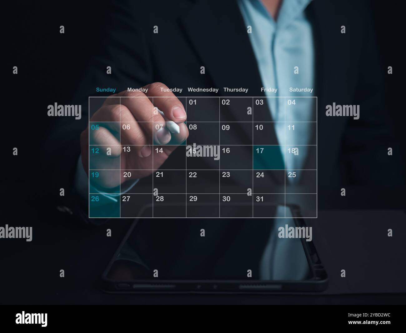 Uomo d'affari che segna le date sul calendario virtuale con un tablet, gestisce il suo programma aziendale, imposta promemoria per appuntamenti importanti, coll creativo Foto Stock