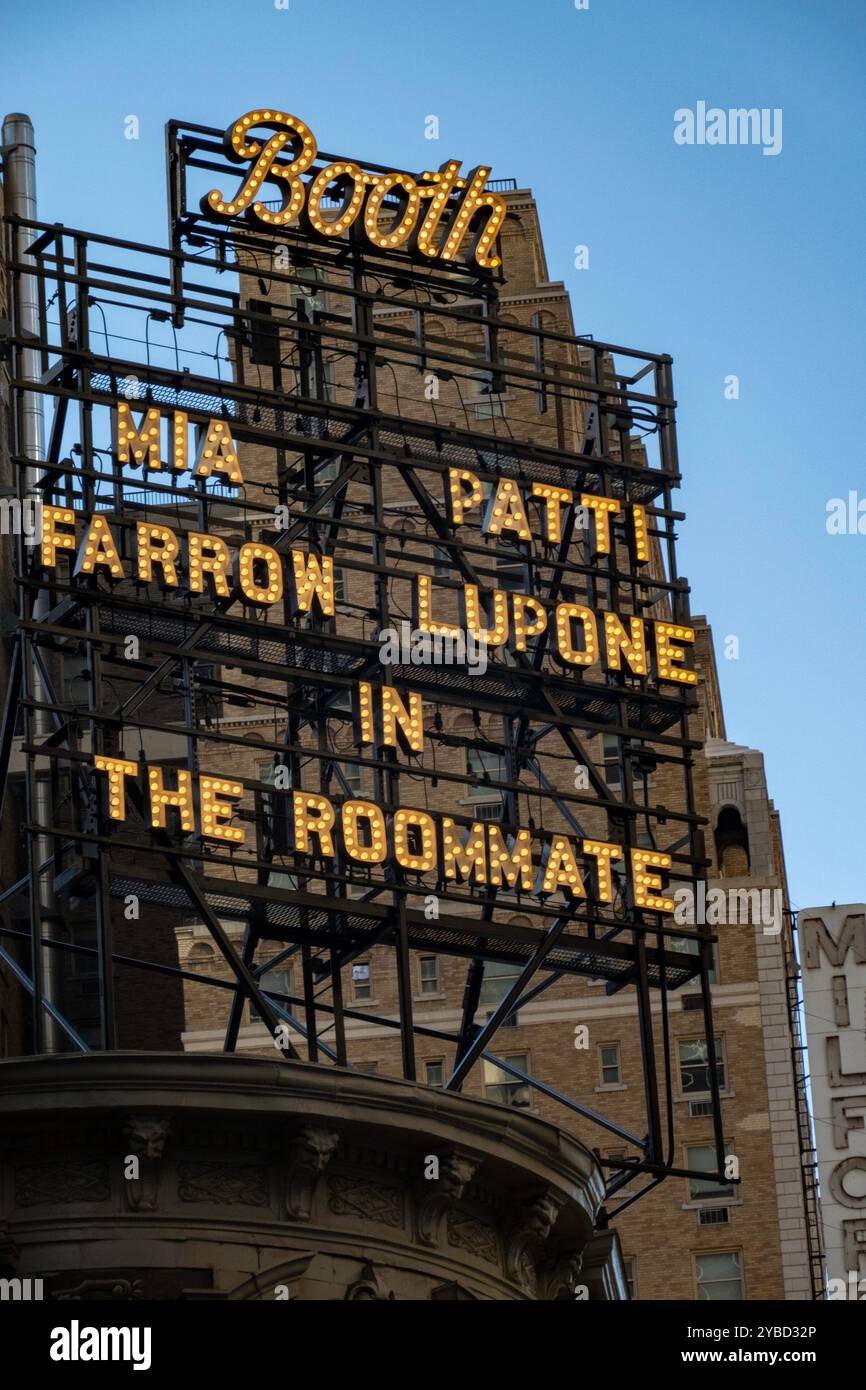 "The Roommate" Marquee al Booth Theatre di Times Square, New York City, USA 2024 Foto Stock