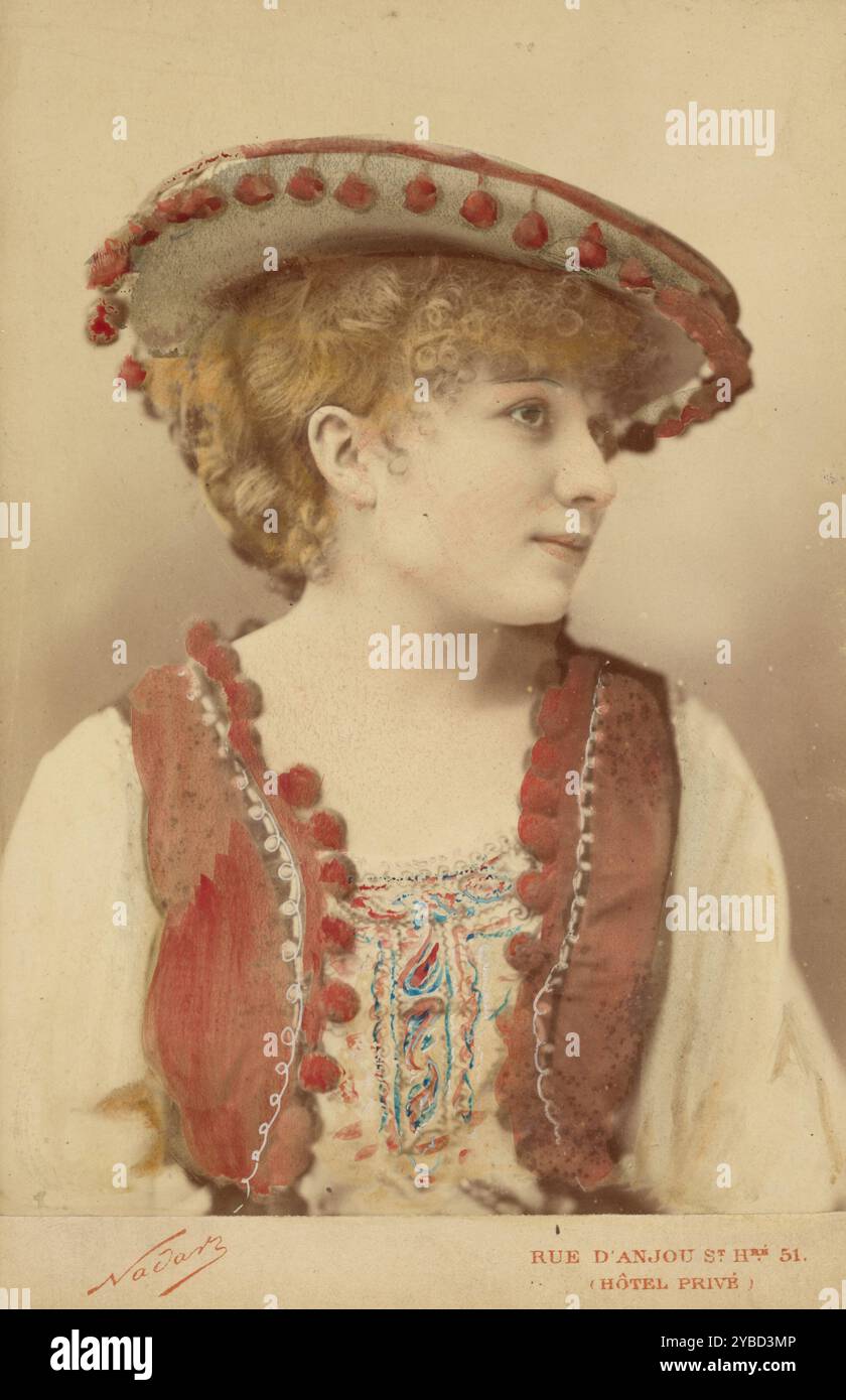 Marguerite Ugalde, 1883 anni. Ritratto dell'attrice e cantante d'opera Marguerite Ugalde in costume. Indossa un cappello con un bordo rifinito con pompami colorati a mano in rosso e un gilet coordinato decorato con gli stessi pompon che rifiniscono i bordi. Foto Stock