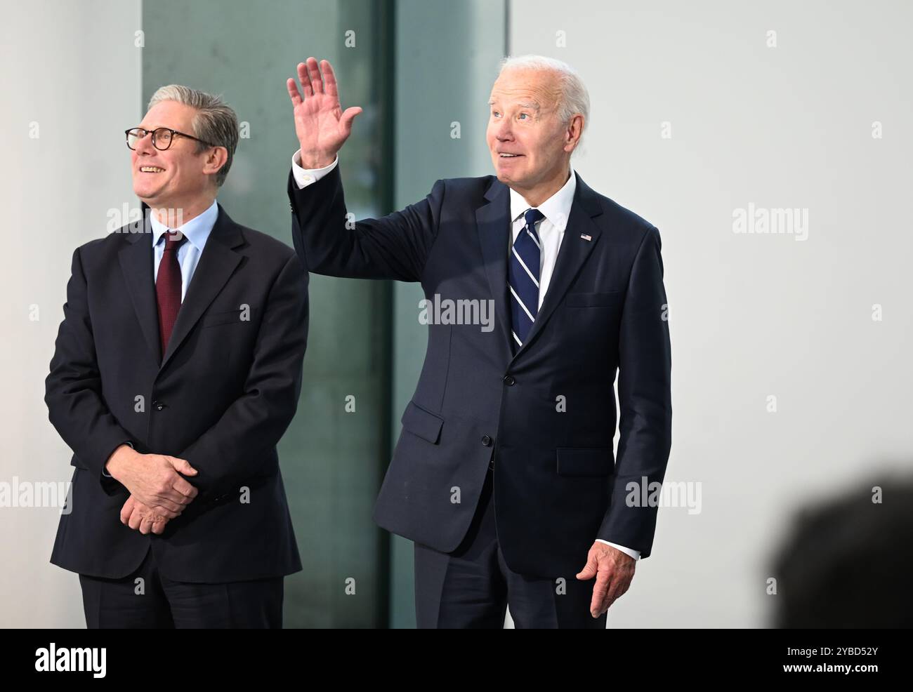 Berlino, Germania. 18 ottobre 2024. Sir Keir Starmer (l), primo ministro della Gran Bretagna e il presidente degli Stati Uniti Joe Biden arrivano per la foto di famiglia alla Cancelleria. È la prima visita bilaterale di Biden in Germania nei suoi quasi quattro anni di carica. Credito: Rabea Gruber/dpa/Alamy Live News Foto Stock