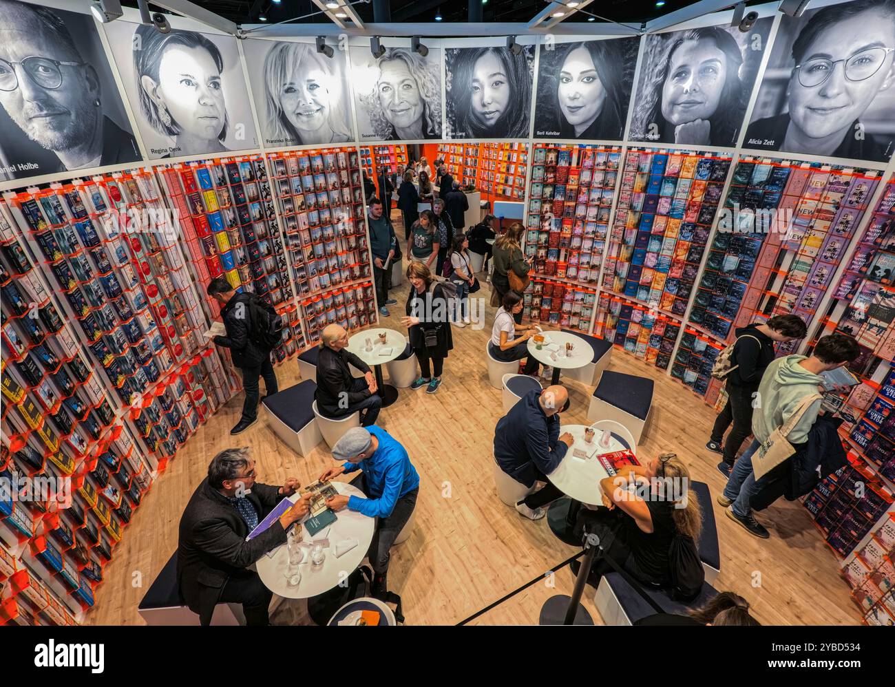 18 ottobre 2024, Assia, Francoforte sul meno: I visitatori si informano presso lo stand del gruppo editoriale Droemer Knaur. La Fiera del Libro di Francoforte (16-20 ottobre 2024) ha aperto le sue porte anche ai visitatori privati oggi (14:00). Oltre 4.000 espositori presenteranno le loro nuove pubblicazioni. Foto: Andreas Arnold/dpa Foto Stock