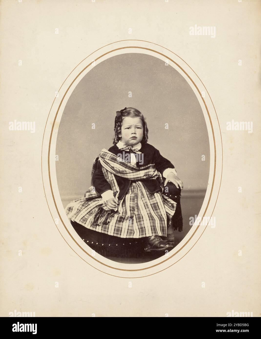 George Fauntleroy Davidson, maggio 1865. Ritratto di un bambino che indossa una fascia in tartan e una gonna in tartan. Foto Stock