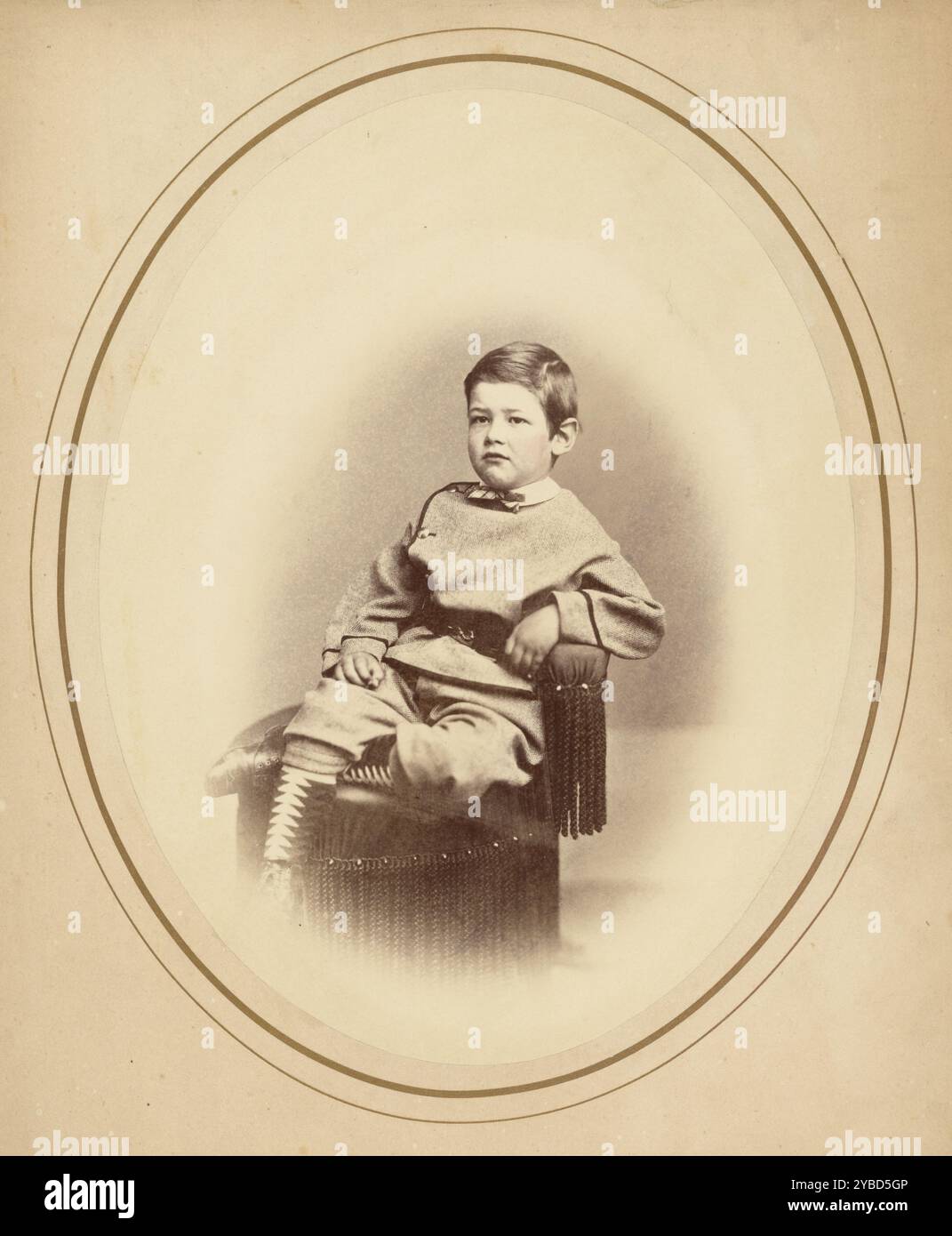 George Fauntleroy Davidson, maggio 1867. Un ritratto in studio di un giovane ragazzo seduto su una sedia con frange. Foto Stock