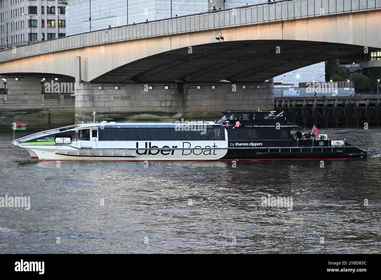 Un Uber Boat che naviga sotto il London Bridge nella City di Londra Foto Stock