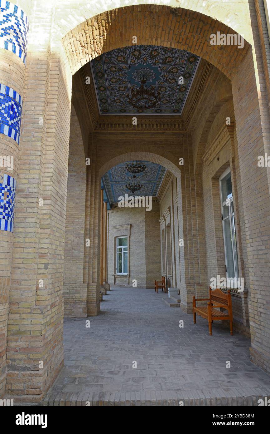 Prospettiva corridoio ad arco all'interno del complesso Besh Khovli. XIX secolo. Khiva. Uzbekistan Foto Stock