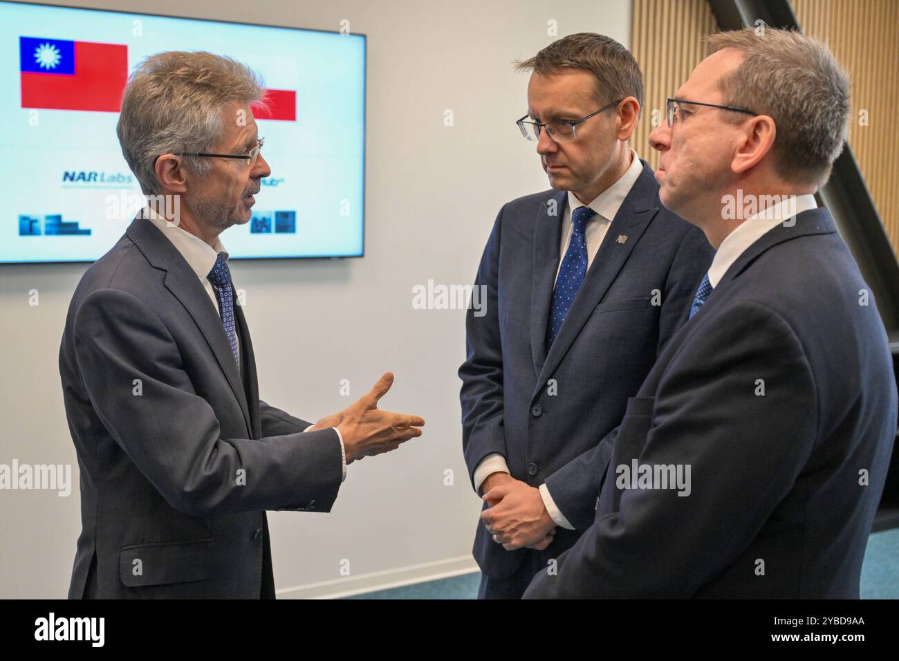 Brno, Repubblica Ceca. 18 ottobre 2024. Da sinistra: Presidente del Senato Milos Vystrcil (ODS), CVUT (Czech Technical University di Praga) Vice Radek Holy e VUT (Brno University of Technology) Rettore Ladislav Janicek Talk alla cerimonia di apertura del Centro di ricerca Advanced Chip Design (ACDRC) nell'ambito della cooperazione con Taiwan nel campo dei semiconduttori presso il Centro di sicurezza informatica a Brno, Repubblica Ceca, il 18 ottobre 2024. Crediti: Vaclav Salek/CTK Photo/Alamy Live News Foto Stock