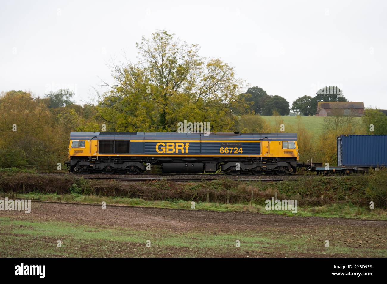 Locomotiva diesel GBRf classe 66 n. 66724 "Drax Power Station" che trae un treno freightliner, Warwickshire, Regno Unito Foto Stock