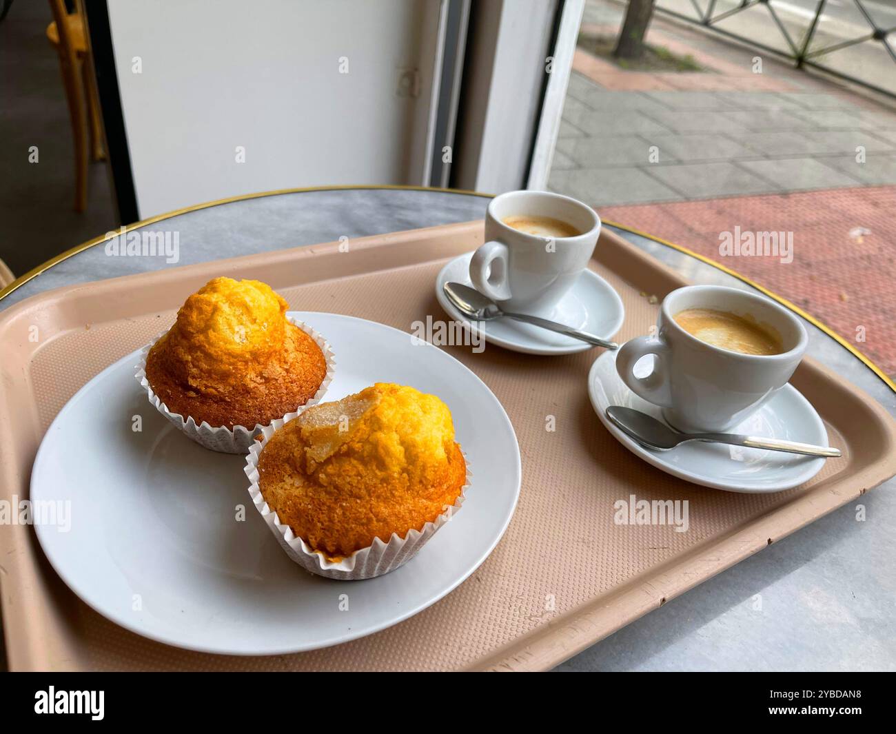 Due tazze di caffè e muffin su un vassoio Foto Stock