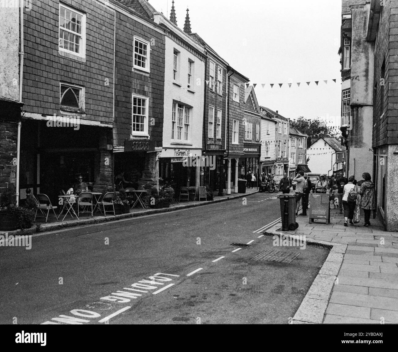Totnes High Street, Devon, Inghilterra, Regno Unito. Foto Stock