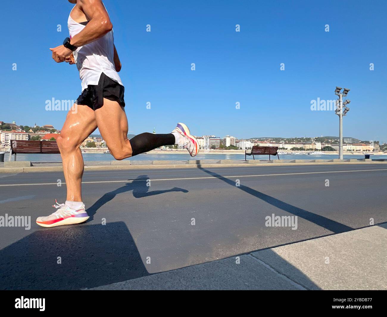maratona di running runner maschile, gambe muscolari sudate Foto Stock