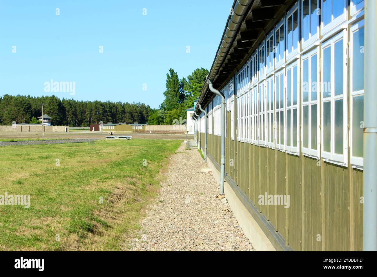 Oranienburg, Germania - 1° luglio 2015: Esterno della storica caserma al Memoriale del campo di concentramento di Sachsenhausen Foto Stock