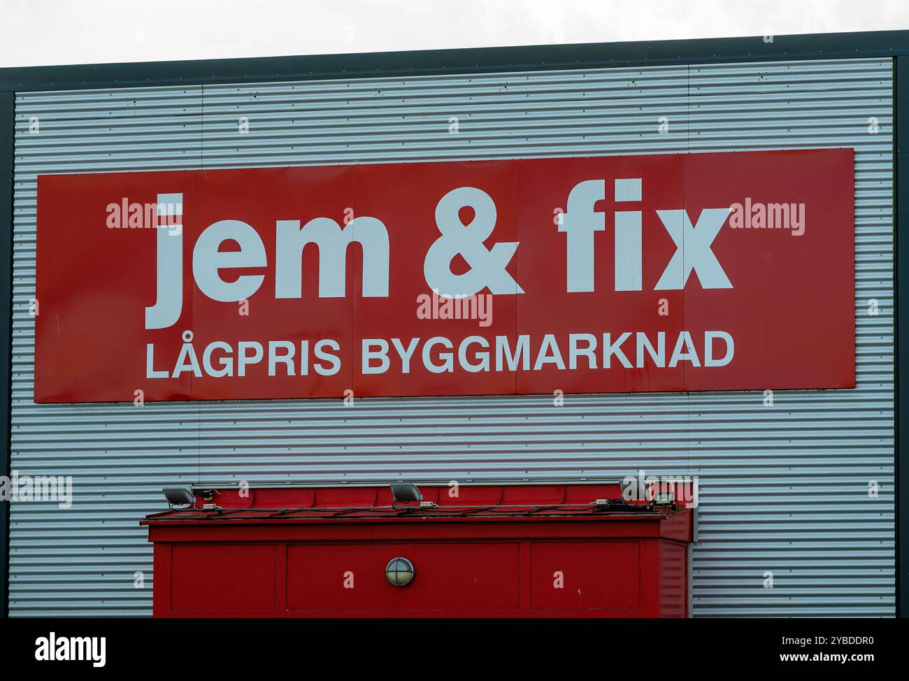 Il luminoso segnale rosso mostra il nome di un negozio di ferramenta economico situato in Svezia, evidenziando la sua attenzione alle forniture di materiali di costruzione a basso costo Foto Stock