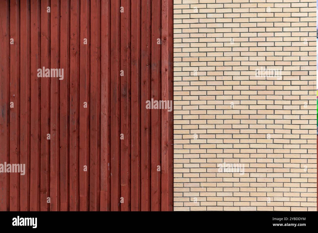 Una sorprendente giustapposizione di legno rosso e mattoni beige che creano interesse architettonico. Foto Stock