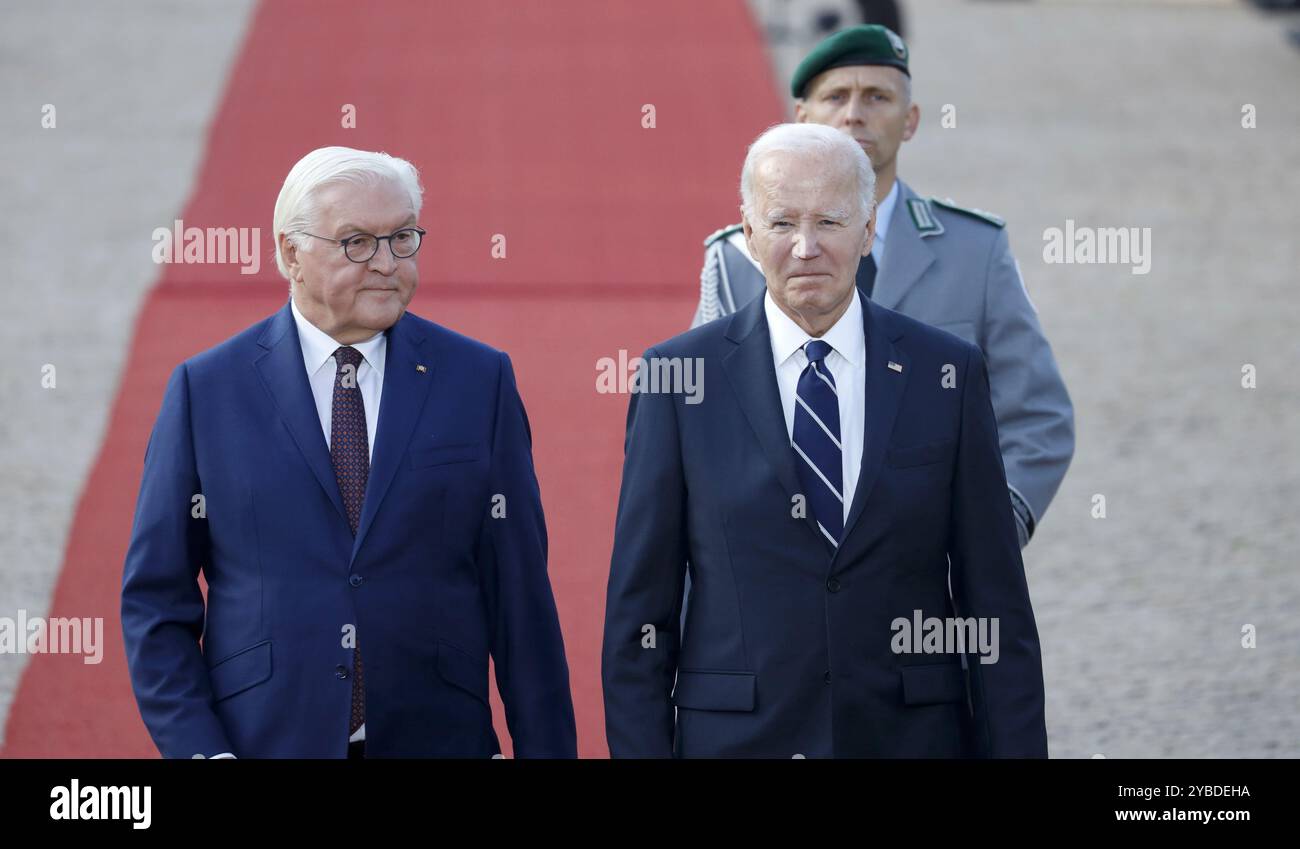 Berlino, Germania, 18 ottobre 2024. Il presidente federale tedesco, Frank-Walter Steinmeier, riceve il presidente degli Stati Uniti, Joe Biden, a Bellevue Palace con onori militari. Foto Stock