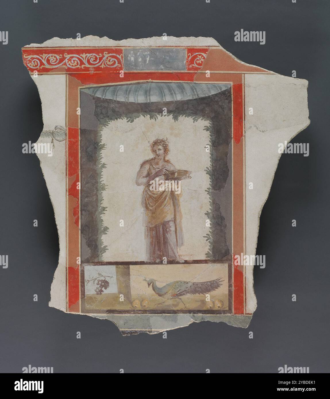 Affresco raffigurante una donna (Maenad?) Tenendo un piatto; pavone e frutta sotto, d.C. 1-79. Informazioni aggiuntive: Uno dei due frammenti di affreschi colorati che una volta decoravano la stessa parete. Una figura femminile drappeggiata regge un piatto di metallo, in piedi all'interno di un pergolato. In linea con il tema dei due affreschi, può essere identificata come una maenade - un seguace del dio del vino Bacco. In una scena separata sotto di lei ci sono pezzi di frutta su entrambi i lati di un pavone, un uccello esotico custodito nei giardini dei ricchi romani. Il frutto comprende un mucchio di uva e melograni, simboli della fertilità e della rinascita. La br Foto Stock