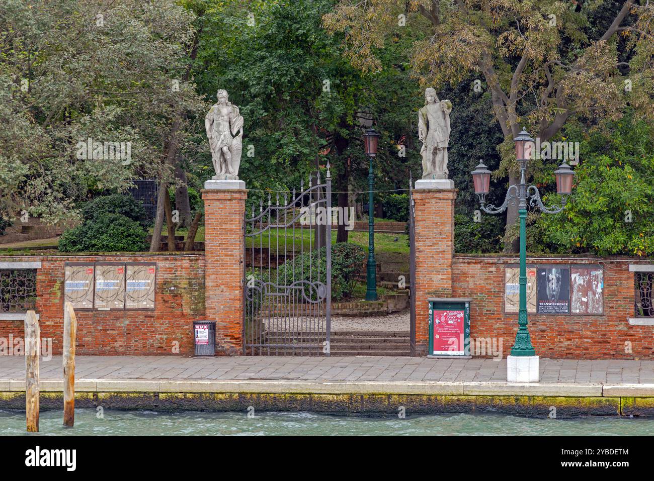 Venezia, Italia - 10 ottobre 2024: Ingresso al Parco pubblico Giardini Papadopoli nella città Vecchia, viaggio di autunno. Foto Stock