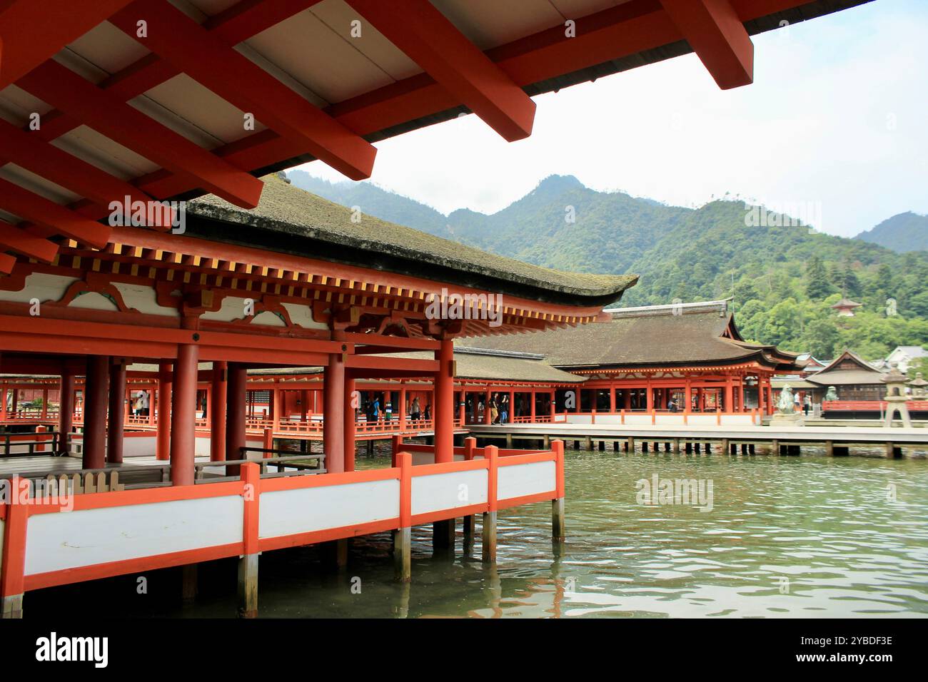 Miyajima, Giappone - 23 luglio 2017: Vista tranquilla dell'iconico Santuario di Itsukushima sull'isola di Miyajima Foto Stock