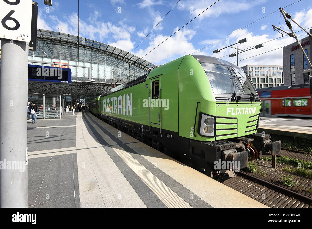 Flixtrain verlässt den Berliner Hauptbahnhof. Im Hintergrund ein einfahrender Regionalzug der Deutschen Bahn. Flixtrain verlässt Berliner Hauptbahnhof. *** Flixtrain in partenza dalla stazione centrale di Berlino sullo sfondo un treno regionale Deutsche Bahn in arrivo Flixtrain in partenza dalla stazione centrale di Berlino Foto Stock