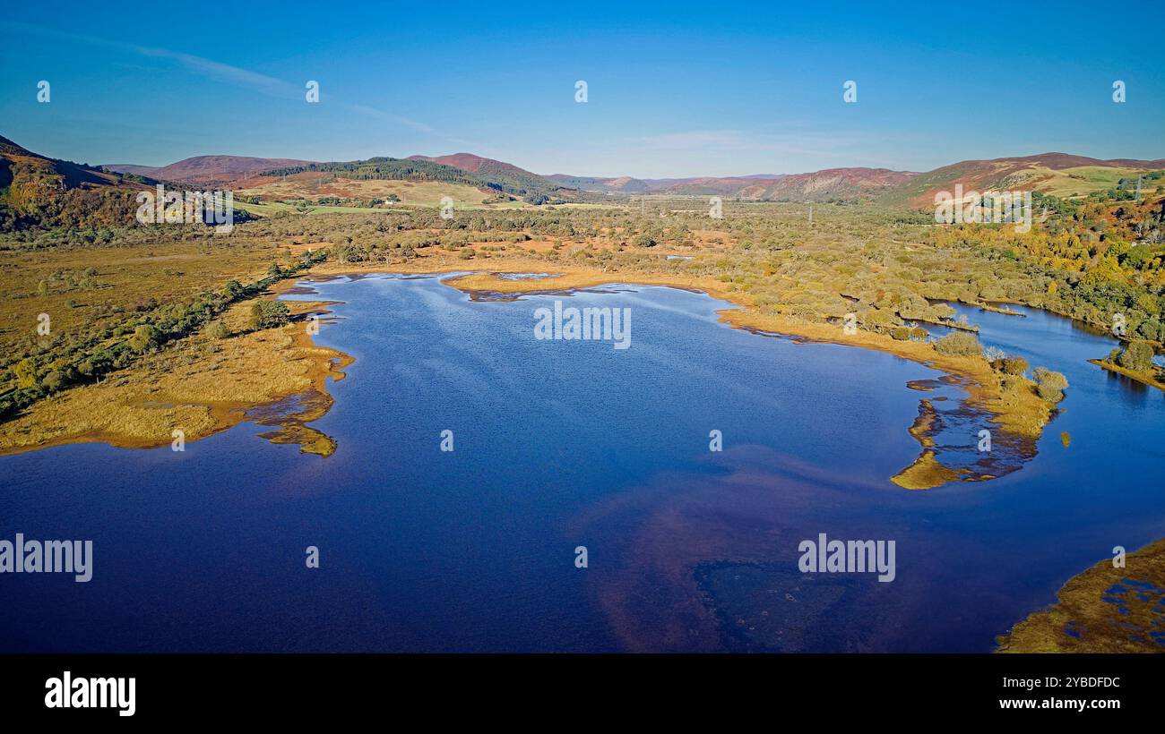 River Fleet Sutherland Scozia guardando a ovest con alberi dai colori autunnali Foto Stock