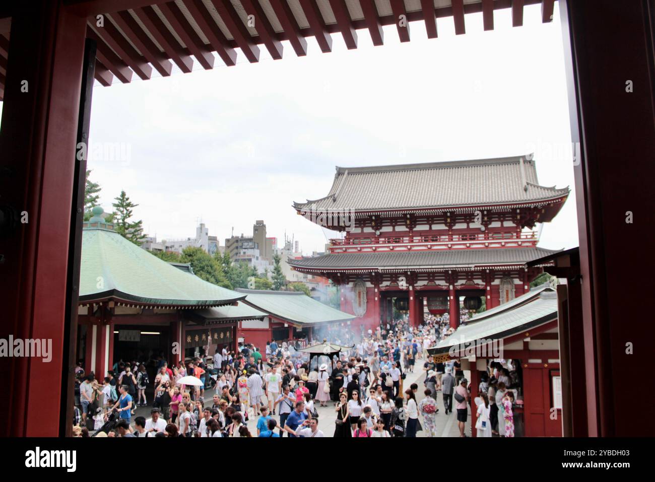 Tokyo, Giappone - luglio 29 2017: La folla si riunisce al famoso tempio Sensoji ad Asakusa, Tokyo Foto Stock