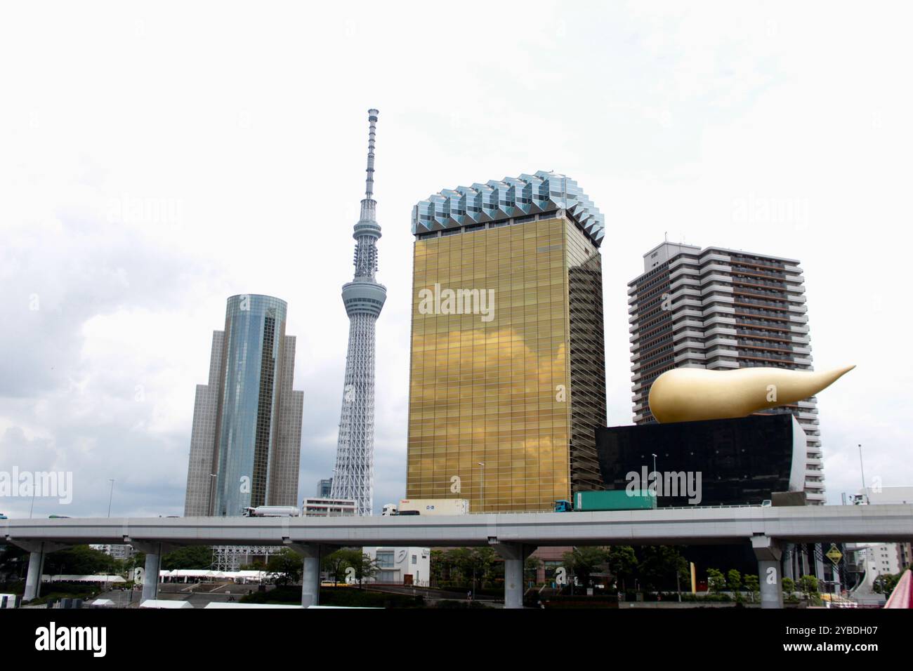 Tokyo, Giappone - luglio 29 2017: Tokyo Skytree e Asahi Beer Hall ad Asakusa in un giorno nuvoloso Foto Stock