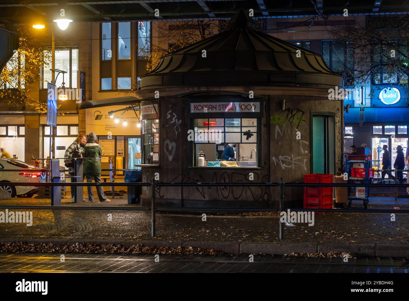 Gäste an einem koreanischen Imbiss unter dem Hochbahnviadukt auf der Schönhauser Allee a Berlin-Prenzlauer Berg. / Gli ospiti di uno snack bar coreano sotto il viadotto ferroviario sopraelevato di Schönhauser Allee a Berlino-Prenzlauer Berg. Koreanischer Imbiss *** gli ospiti di uno snack bar coreano sotto il viadotto ferroviario sopraelevato in Schönhauser Allee a Berlino Prenzlauer Berg sono invitati ad uno snack bar coreano sotto il viadotto ferroviario sopraelevato in Schönhauser Allee a Berlino Prenzlauer Berg, snack bar coreano SP8121x20241017.JPG Foto Stock