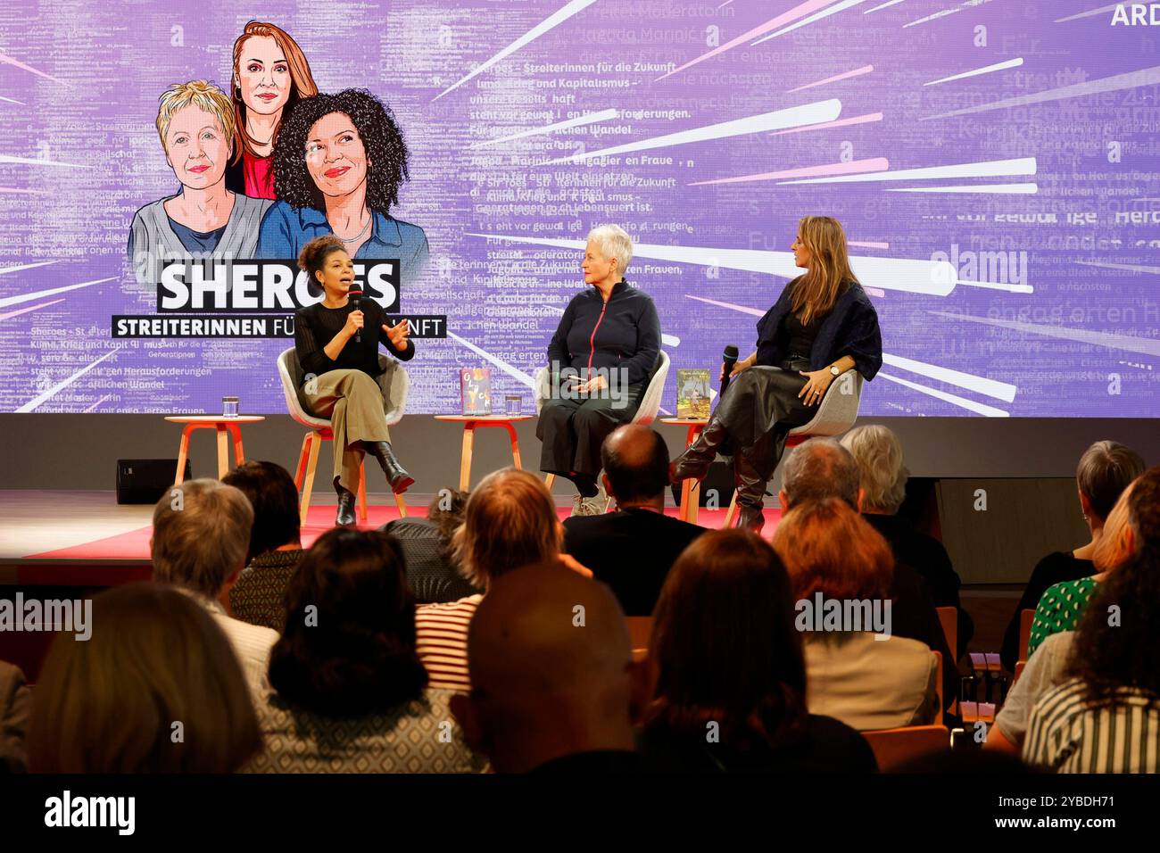 76. Frankfurter Buchmesse Impressionen 18.10.2024 Heute ab 14 Uhr für alle geöffnet 76. Buchmesse Frankfurt Forum 0 SHEROES im Gespräch v. li. Jackie THOMAS Glück und Ulrike Draesner Zu lieben moderazione Jagoda Marinic Frankfurt Main Hessen Deutschland *** 76 Frankfurt Book Fair Impressions 18 10 2024 aperto a tutti oggi dalle 14 76 Book Fair Frankfurt Forum 0 SHEROES in conversazione con Jackie THOMAS Glück e Ulrike Draesner Zu lieben moderazione Jagoda Marinic Frankfurt Main Hessen Germania Foto Stock