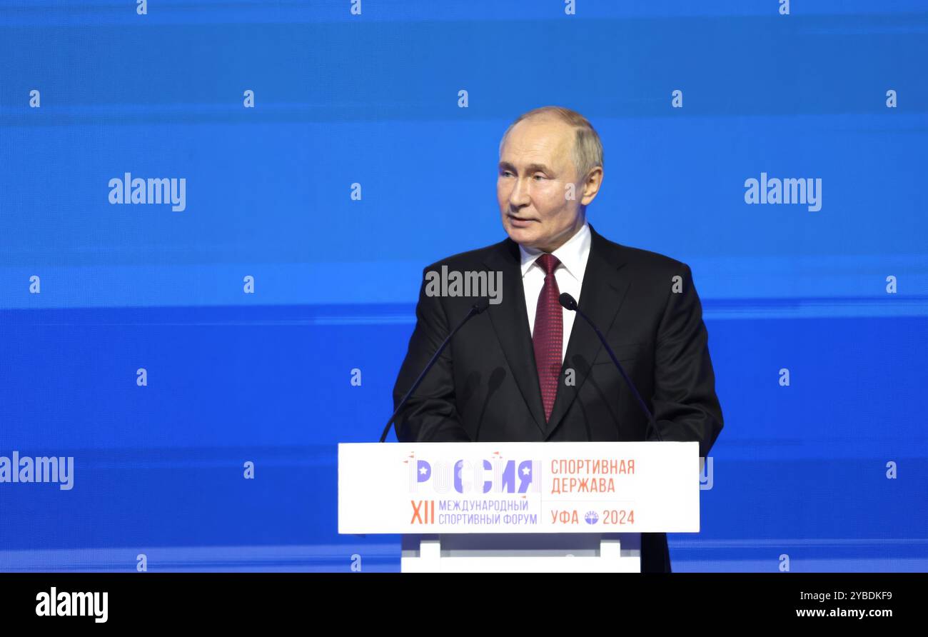 Ufa, Russia. 17 ottobre 2024. Il presidente russo Vladimir Putin, pronuncia le sue osservazioni al Country of Sports International Sports Forum, 17 ottobre 2024, a Ufa, Repubblica del Bashkortostan, Russia. Crediti: Gavriil Grigorov/piscina del Cremlino/Alamy Live News Foto Stock