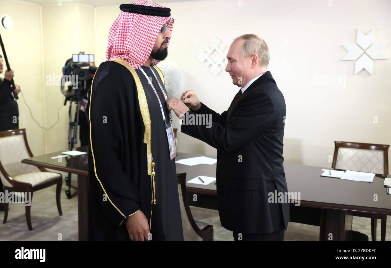 Ulf, Russia. 17 ottobre 2024. Il presidente russo Vladimir Putin, a destra, presenta l'ordine dell'amicizia al presidente della Federazione asiatica degli scacchi Sheikh Sultan Bin Khalifa al Nahyan, a sinistra, prima dell'inizio di una riunione bilaterale, il 17 ottobre 2024, a Ulf, Repubblica del Bashkortostan, Russia. Crediti: Gavriil Grigorov/piscina del Cremlino/Alamy Live News Foto Stock