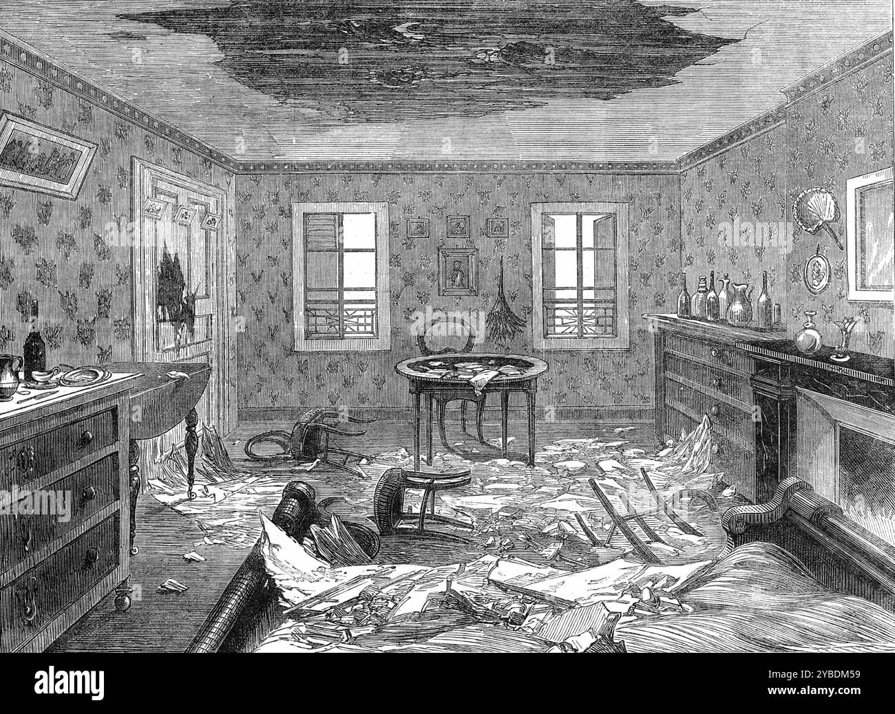 Bombardamento di Parigi: Effetti di una conchiglia scoppiata nel terzo piano di una casa, 1871. Guerra franco-prussiana. "...l'interno di...una casa privata, No. 36, Rue de l'Ouest, a Plaisance, nel quattordicesimo arrondissement di Parigi, dopo il bombardamento prussiano...nella stanza...al terzo piano, che è...elegantemente ma chiaramente arredato, con la sua bella carta da parati con motivi floreali, le sue stampe incorniciate, e uno specchio sopra il mantello, il guscio dall'alto ha gettato una quantità di stucco, che è caduto sul letto, che è caduto. Tre di Foto Stock