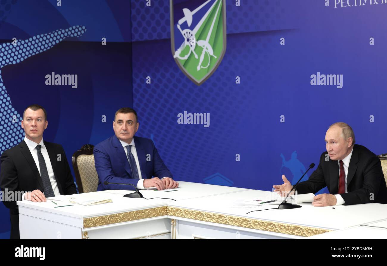 Ufa, Russia. 17 ottobre 2024. Il presidente russo Vladimir Putin, a destra, presiede una videoconferenza sullo sviluppo di nuove strutture sportive a fianco del ministro dello sport Mikhail Degtyarev, a sinistra, e dell'aiutante presidenziale Alexei Dyumin, centro, del centro di addestramento della scherma repubblicana, 17 ottobre 2024 a Ufa, Repubblica del Bashkortostan, Russia. Crediti: Gavriil Grigorov/piscina del Cremlino/Alamy Live News Foto Stock