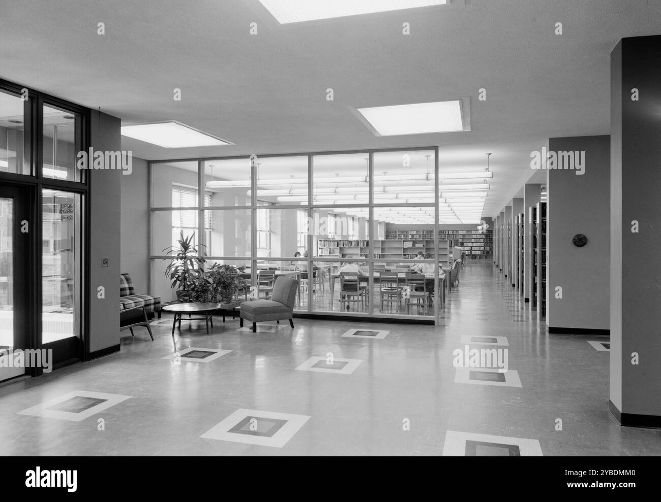 Goucher College, Towson, Maryland. Interno della biblioteca i, 1953. Foto Stock