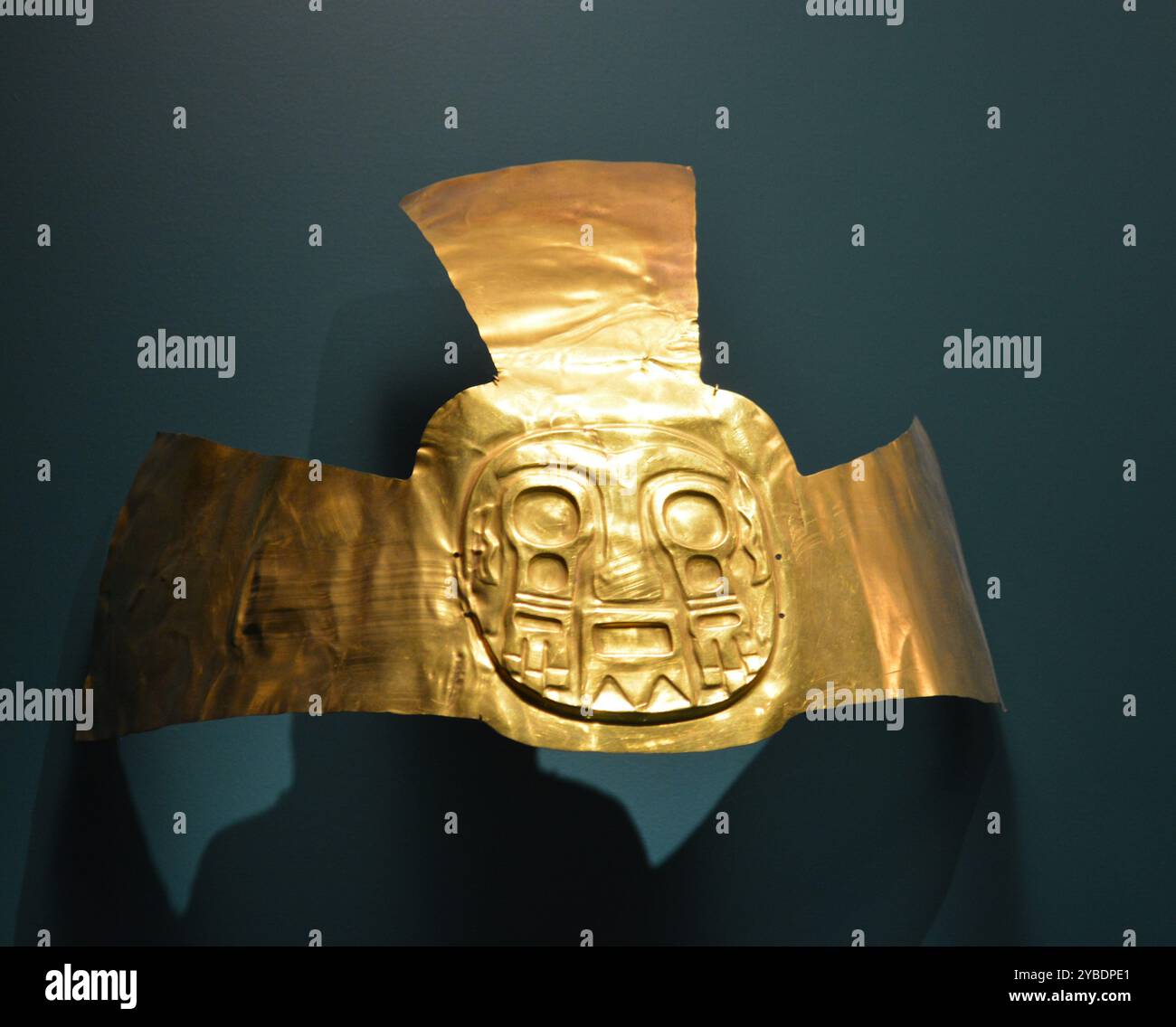 Archeologia del Sud America al Museo di Belle Arti di Houston. Decorazioni della testa d'oro della cultura Chimu Foto Stock