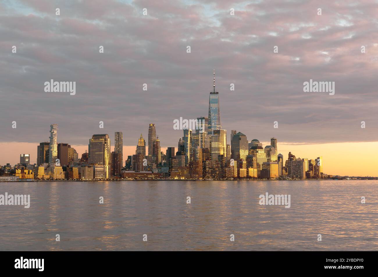 Lo skyline di New York al tramonto visto dal New Jersey Foto Stock