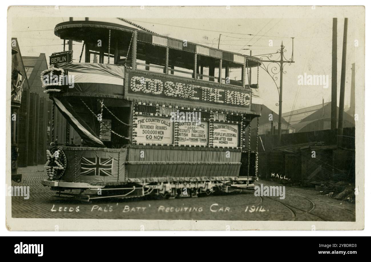 Cartolina originale del tram dell'era della prima Guerra Mondiale, Leeds Pals Battalioin che recluta tram, pubblicata a settembre vicino all'inizio della prima Guerra Mondiale. Datato 1914 sulla parte anteriore Foto Stock