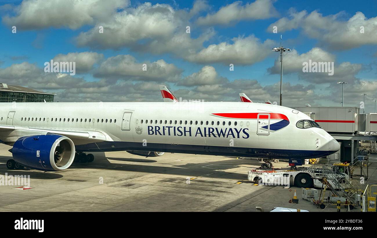 Londra, Inghilterra, Regno Unito - 4 maggio 2024: Airbus A350 (registrazione G-XWBL) operato da British Airways al Terminal 5 dell'aeroporto Heathrow di Londra. - Immagine stock catturata con smartphone