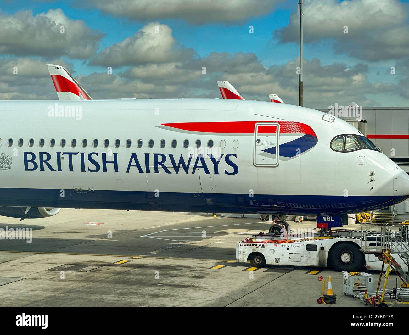 Londra, Inghilterra, Regno Unito - 4 maggio 2024: Airbus A350 (registrazione G-XWBL) operato da British Airways al Terminal 5 dell'aeroporto Heathrow di Londra. - Immagine stock catturata con smartphone