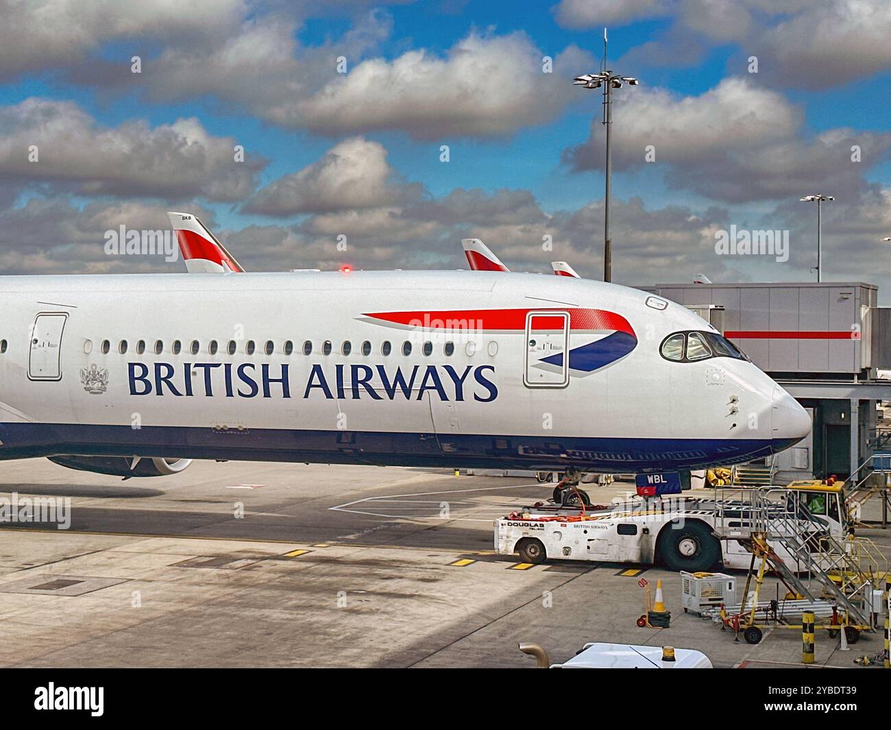 Londra, Inghilterra, Regno Unito - 4 maggio 2024: Airbus A350 (registrazione G-XWBL) operato da British Airways al Terminal 5 dell'aeroporto Heathrow di Londra. - Immagine stock catturata con smartphone