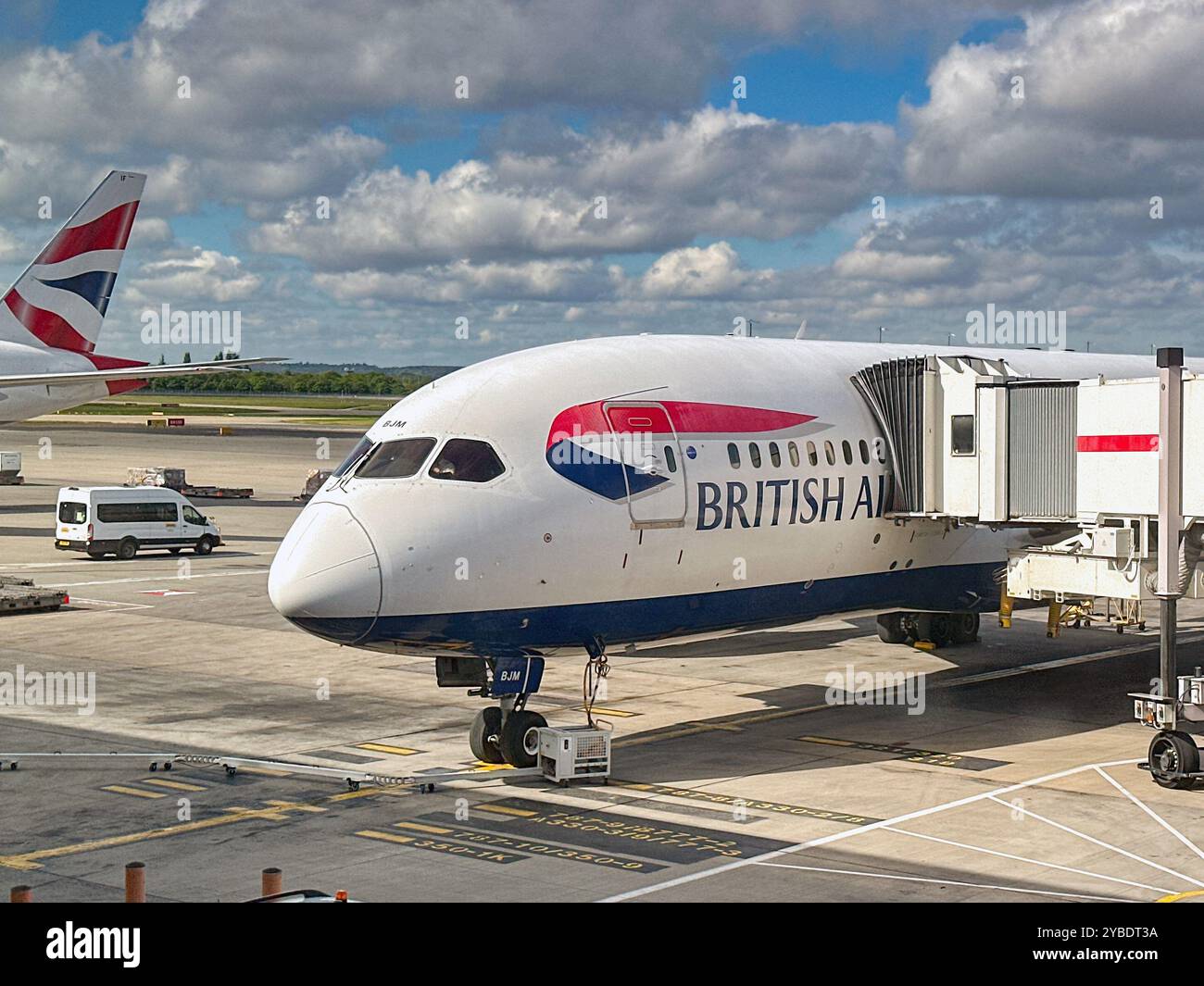 Londra, Inghilterra, Regno Unito - 4 maggio 2024: Boeing 787 Dreamliner (registrazione G-ZBJM) operato da British Airways al Terminal 5 dell'aeroporto Heathrow di Londra. - Immagine stock catturata con smartphone