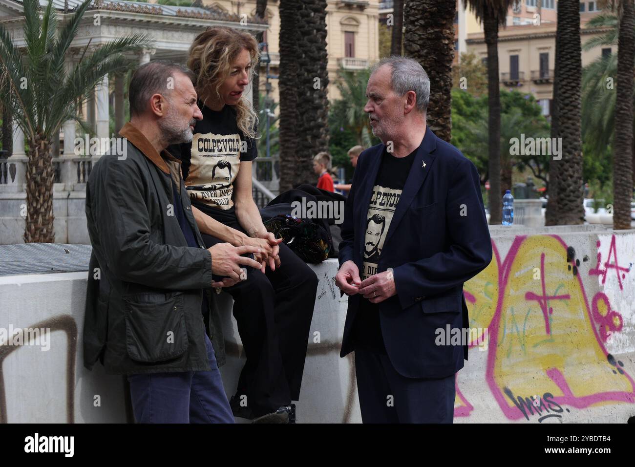 Palermo, Italia. 18 ottobre 2024. ministro per gli affari regionali Roberto Calderoli parlamentari e senatori della Lega riuniti in piazza Politeama in solidariet&#xe0; a Matteo Salvini, Palermo venerdi 18 ottobre 2024 ( foto Alberto lo bianco/Lapresse) ministro degli affari regionali Roberto Calderoli parlamentari e senatori della Lega si sono riuniti in piazza Politeama in solidarietà con Matteo Salvini, venerdì 18 ottobre 2024 (foto Alberto lo bianco/Lapresse): LaPresse Foto Stock