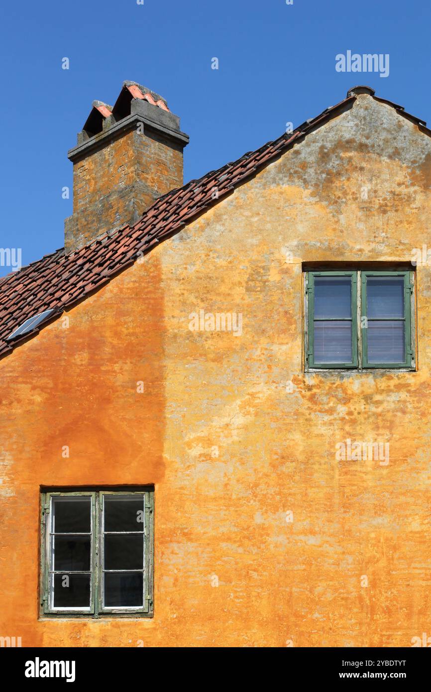 Vecchia casa arancione del distretto di Nyboder a Copenaghen, Danimarca Foto Stock