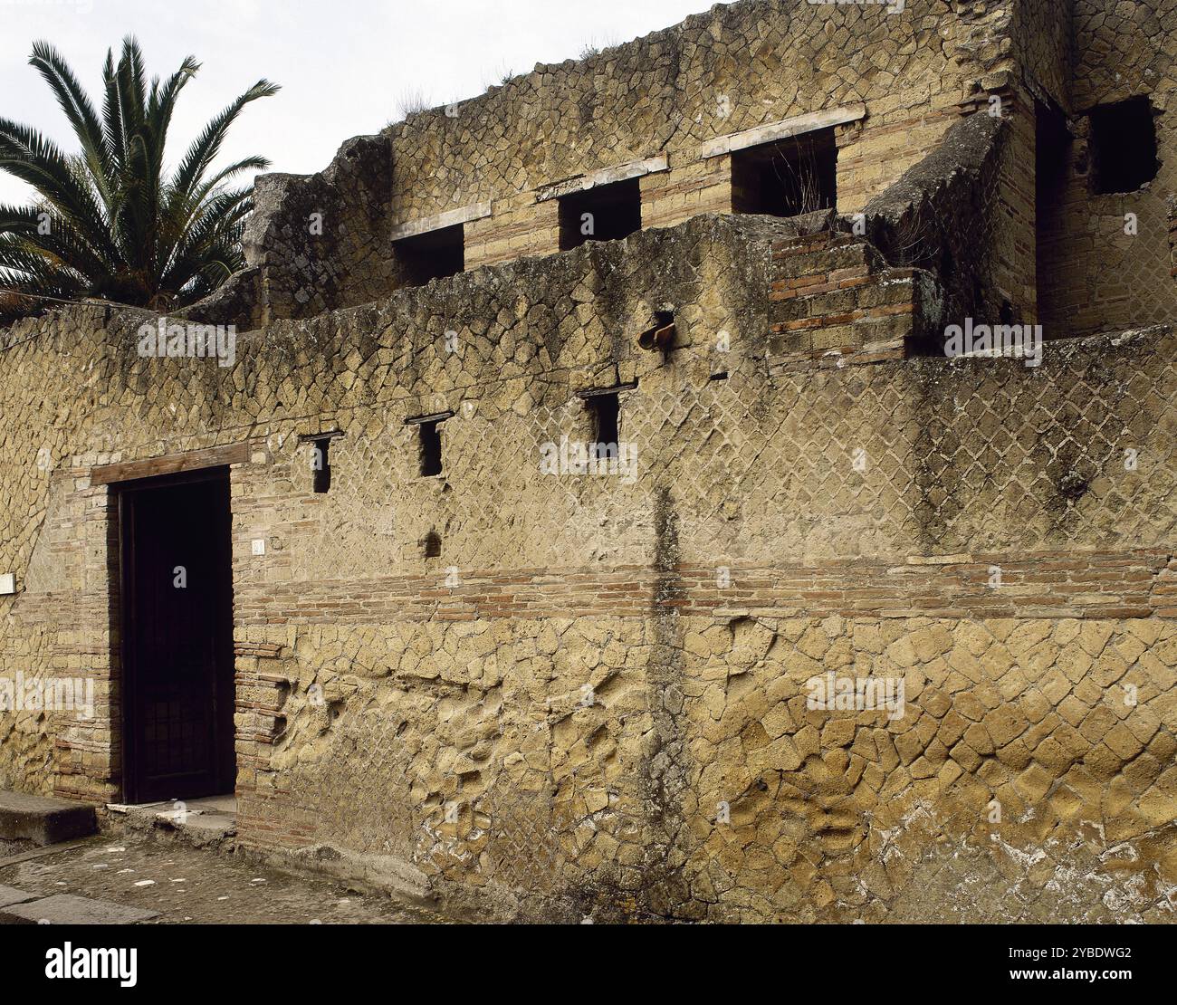 Ingresso, Casa delle Stags, Ercolano, Italia, i secolo (2002). La città romana di Ercolano (vicino all'odierna Campania) fu sepolta sotto cenere vulcanica e pomice durante l'eruzione del Vesuvio nel 79 d.C. Foto Stock