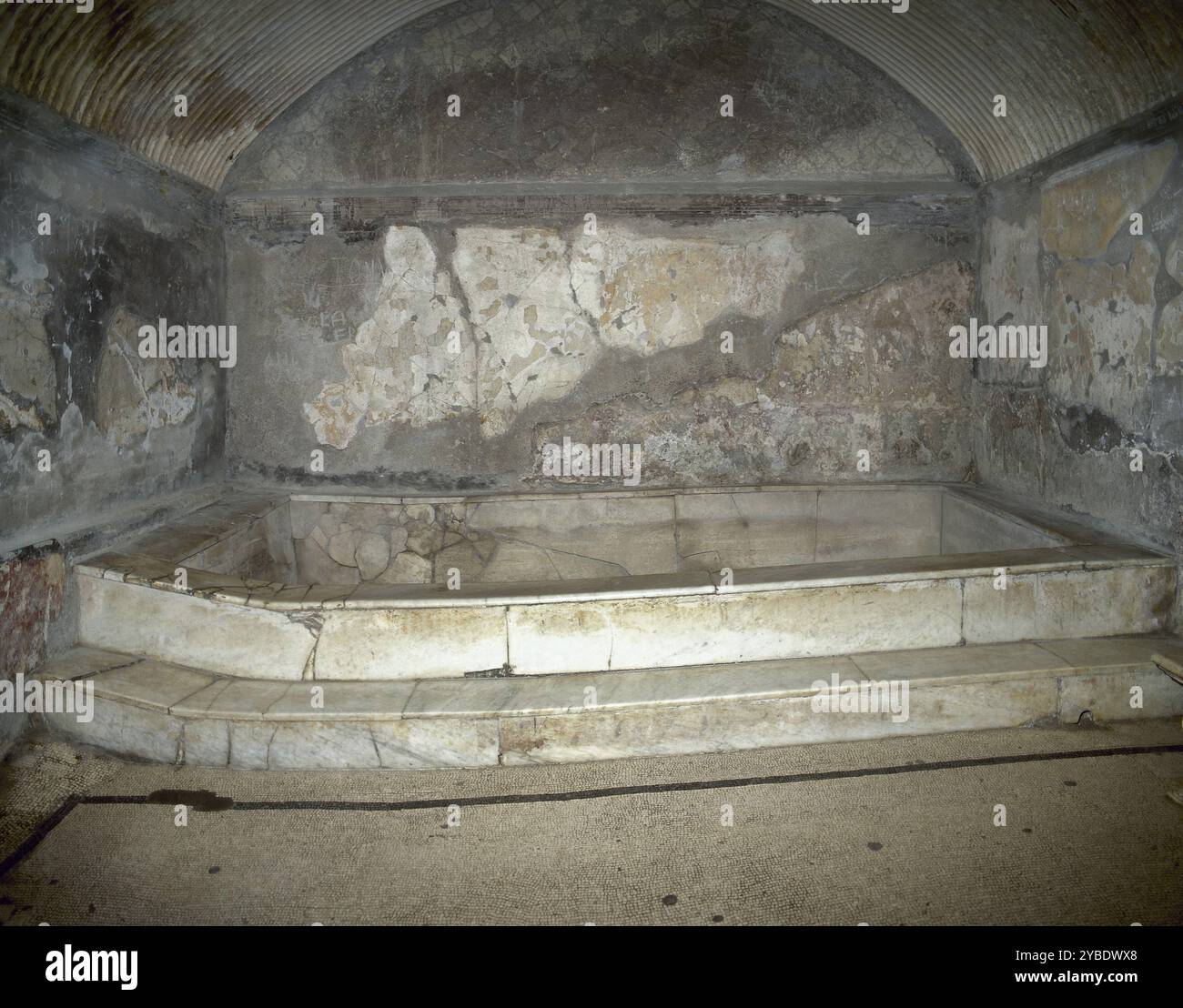 Caldarium con bagno caldo, Ercolano, Italia. La città romana di Ercolano (vicino all'odierna Campania) fu sepolta sotto cenere vulcanica e pomice durante l'eruzione del Vesuvio nel 79 d.C. Foto Stock