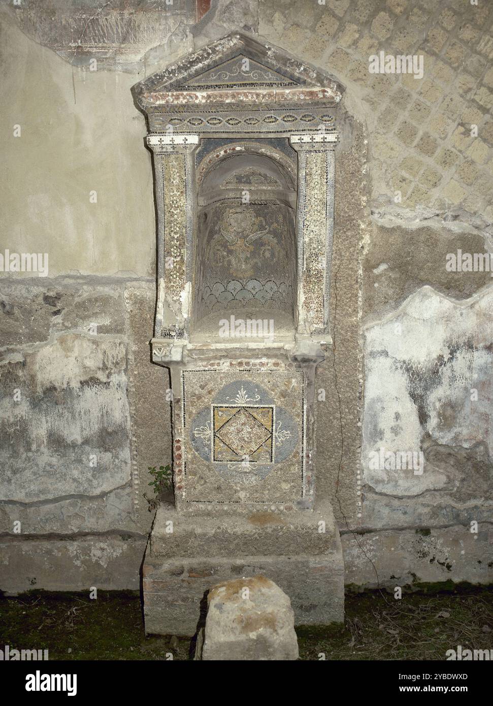 Lararium (santuario della casa), Casa dello scheletro, Ercolano, Italia. La città romana di Ercolano (vicino all'odierna Campania) fu sepolta sotto cenere vulcanica e pomice durante l'eruzione del Vesuvio nel 79 d.C. Foto Stock
