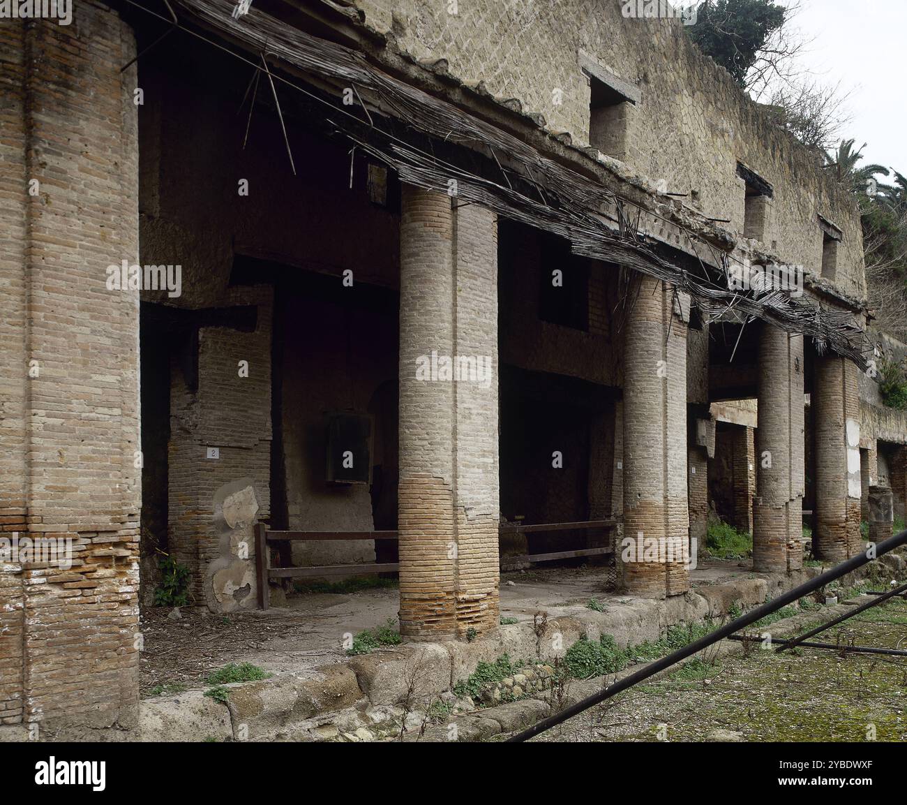 Casa accanto al foro, Ercolano, Italia, 2002. La città romana di Ercolano (vicino all'odierna Campania) fu sepolta sotto cenere vulcanica e pomice durante l'eruzione del Vesuvio nel 79 d.C. Foto Stock