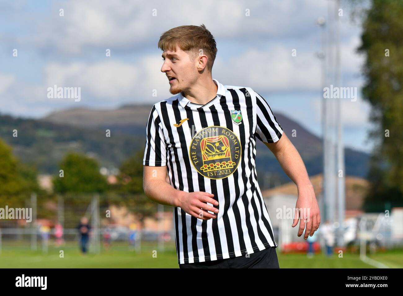 Pontardawe, Galles. 5 ottobre 2024. Benjamin Scannell di Ponatardawe Town durante il FAW Amateur Trophy Round Two match tra Pontardawe Town e Giants grave al Parc Ynysderw di Pontardawe, Galles, Regno Unito, il 5 ottobre 2024. Crediti: Duncan Thomas/Majestic Media. Foto Stock