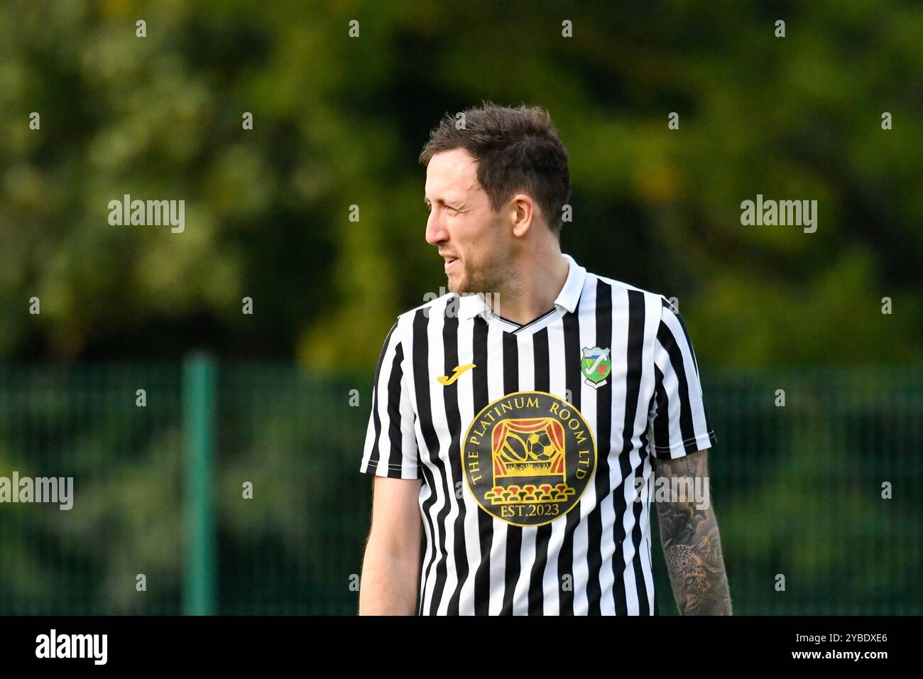 Pontardawe, Galles. 5 ottobre 2024. Gareth Govier di Pontardawe Town durante il FAW Amateur Trophy Round Two match tra Pontardawe Town e Giants grave al Parc Ynysderw di Pontardawe, Galles, Regno Unito, il 5 ottobre 2024. Crediti: Duncan Thomas/Majestic Media. Foto Stock