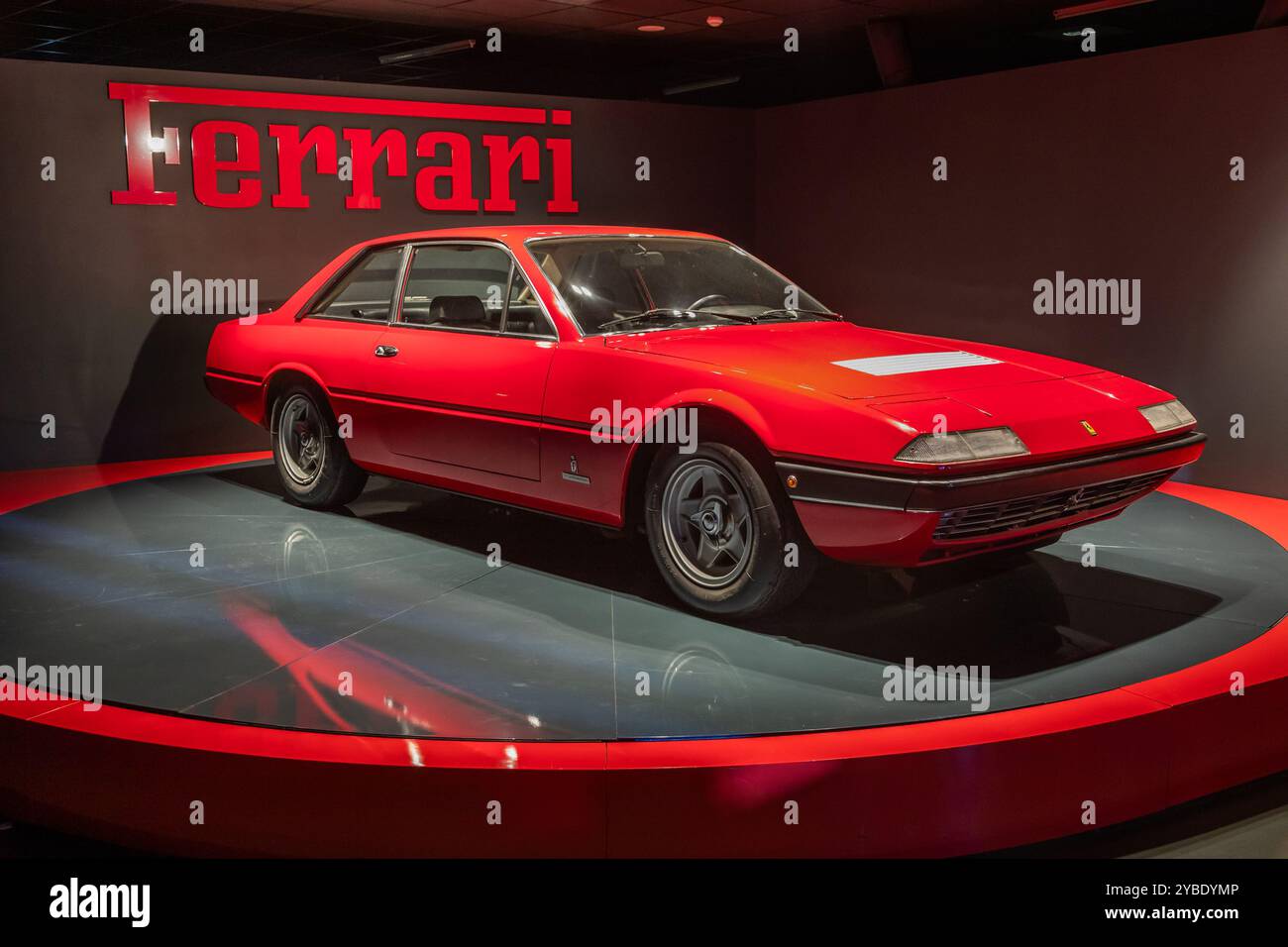 Torino, Italia - 11 novembre 2023: Museo dell'automobile. Ferrari 365 GT4 rossa, 1973. Design italiano, auto d'epoca di lusso Foto Stock